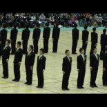 Japoneses caminando de forma sincronizada