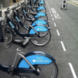 Colocan la palabra “fuck” sobre el logo del banco Barclays en más de 1.000 bicis de alquiler londinenses