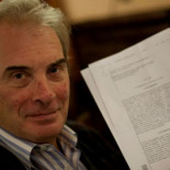 Ve a Neira conduciendo y llama a la Policía