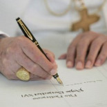 Encuentran un sello papal del siglo XVI en el jardín de su abuela