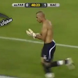 El portero falla, se enfada y se va del campo