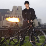 Una aseguradora crea una bici que lanza fuego por el manillar para protegerse de los coches