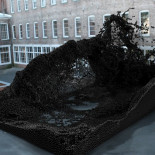 Escultura de 420.000 pelotas negras hecha por robots (ING)