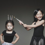 Un padre que fotografia creativamente a sus hijos