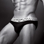 ¿Por qué tanta gente viste ropa con el nombre de la marca en ella? [ENG]