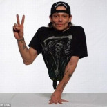 Un hombre con solo la mitad de su cuerpo