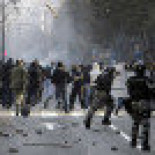 Batalla campal entre policía y homófobos que querían impedir la marcha del orgullo gay en Belgrado