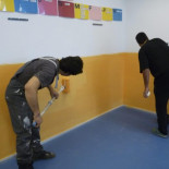 Padres de alumnos pintan el colegio después de que el ayuntamiento se niegue a hacerlo