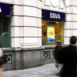 Colas delante de sucursales del BBVA provocan un susto en la Bolsa de Londres [eng]