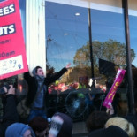 Los universitarios toman las calles de Londres y ocupan la sede de los 'tories'