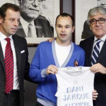 Iniesta dona su camiseta a la puerta dedicada a Jarque