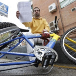 Lo atropellan en una marcha ciclista y pasa la noche de comisaría en comisaría