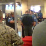 Niño sin camisa cacheado en control de aeropuerto en Salt Lake City, EEUU