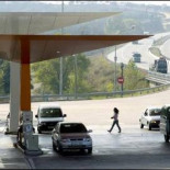 El precio de la gasolina se sube al puente