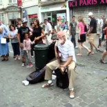 Anciano rockero en una calle peatonal