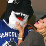 Tommy Lee exige a SeaWorld que deje de usar vaginas de vaca para masturbar a una orca