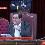 Bono abronca a los diputados: "Si asistieran al pleno no tendrían que llamar a golpes a las puertas"