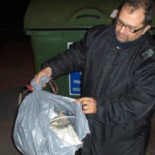 Hallan un perro abandonado y malherido en una bolsa cerrada en un contenedor