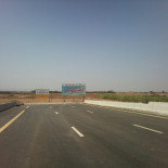 La autopista de seis carriles que termina en mitad del campo