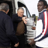 Un empresario reparte 300 cenas de Nochebuena entre los inmigrantes ilegales