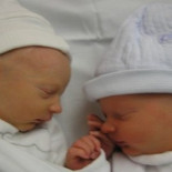 Una mujer tuvo mellizos pero nacidos en años distintos