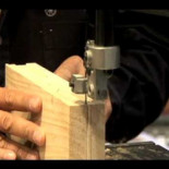 Tallando madera con una sierra de banda