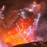 El volcán Shinmoedake entra en erupción: Lava, cenizas y relámpagos sobre Japón