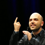 Miles de italianos se echan a la calle para pedir la dimisión de Berlusconi