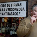 El dueño del asador se fuma un puro mientras discute con la inspectora