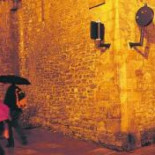 La policia local de Oviedo atornilla dos señales a un monumento histórico