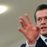 El ministro alemán de Defensa pide disculpas por haber plagiado en su tesis doctoral y renuncia a su doctorado