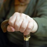 Un móvil para mayores avisa a emergencias en caso de caída