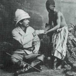 Vino el hombre blanco con su biblia. Y nos hizo soñar cerrando los ojos.