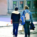 Una madre objeta a "Educación para la ciudadanía" acompañando a su hijo en el patio, mientras dan la asignatura