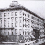 De cómo Chicago tuvo que mover y levantar sus edificios del suelo al construir su alcantarillado