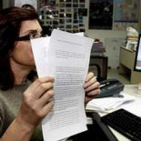 Presentan una queja porque un juez fuma en el juzgado