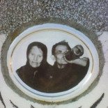 Un cementerio quiere quitar la foto de una lápida porque el difunto aparece empinando el codo