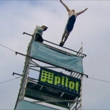 Nuevo récord del mundo: salta desde 11m a una piscina de sólo 30cm de profundidad