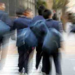 Un padre entrega a sus dos hijos a la policía por hacer "bulling" a otro chico