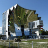 Fundición de acero y aluminio en un alto horno de energía solar