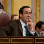 Bono reprende a diputados nacionalistas por hablar en catalán y euskera