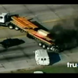 Policia persiguiendo un trailer