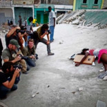 La primera foto ganó un premio, la segunda hizo saltar la polémica [EN]
