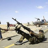 Gadafi comienza a armar a la población civil para luchar contra una posible «invasión» de la OTAN