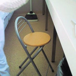 Personal de La Fe compra taburetes de 10 euros para poderse sentar