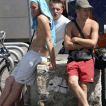 Barcelona prohíbe ir desnudo o en bañador en la calle