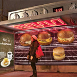 12 Sorprendentes paradas de autobus donde la publicidad forma parte de su entorno