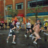 La policía dispara con un Taser a un corredor que corría desnudo una maratón tras negarse a abandonar la carrera [EN]