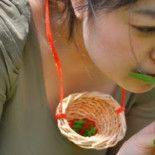 Se buscan vírgenes con generoso busto para una plantación de té