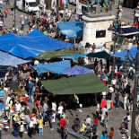 El movimiento 15-M resiste en Sol con organización, respeto y limpieza